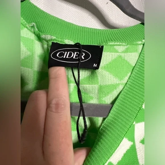 Cider Green and White Geometric Knit Cropped Sweater Vest Medium - Picture 6 of 7